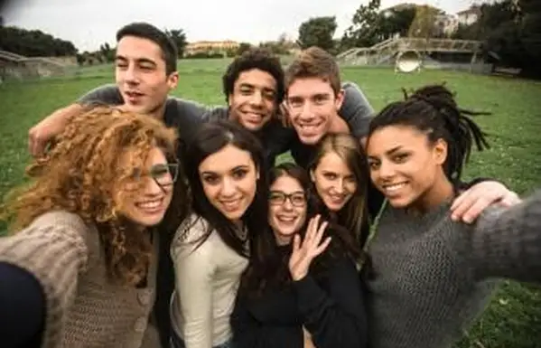 priatelia si urobia selfie v parku