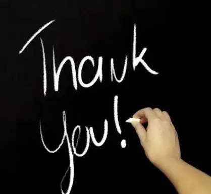 Ručné písanie ďakujem kriedou na čiernej doske