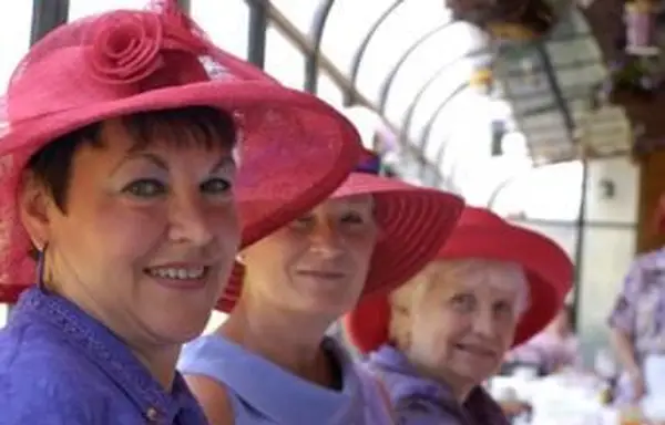 Czym jest Towarzystwo Czerwonych Kapeluszów?