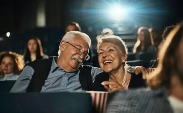 映画の年配のカップル