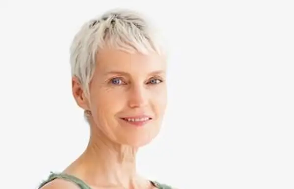 年配の女性のためのショートヘアスタイルのギャラリー