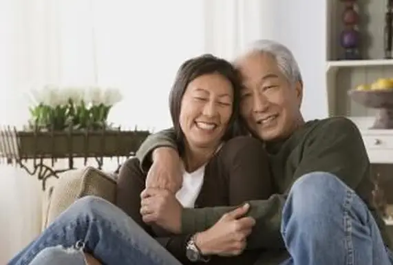 https://cf.ltkcdn.net/seniors/images/slide/253548-850x595-12_Mature_couple_cuddle.webp
