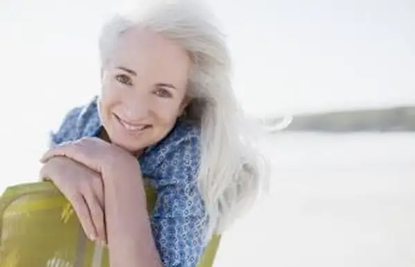 תסרוקות ארוכות לנשים קשישות