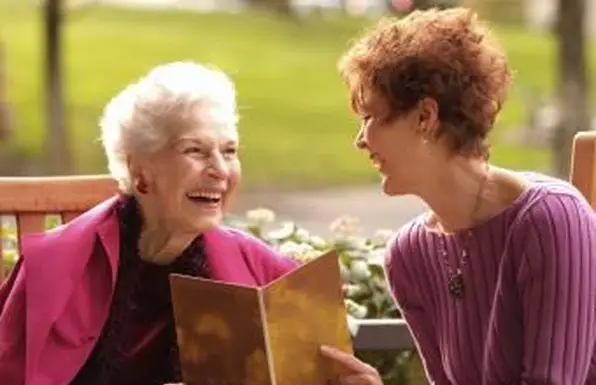 Donne che ridono per un messaggio di auguri