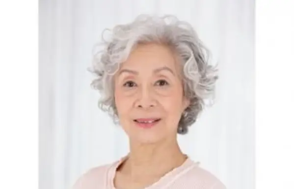 https://cf.ltkcdn.net/seniors/images/slide/217094-704x469-Short-Loose-Curls.webp