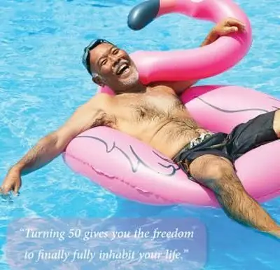 Starší muž v bazéne