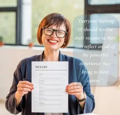 žena drží svoj životopis