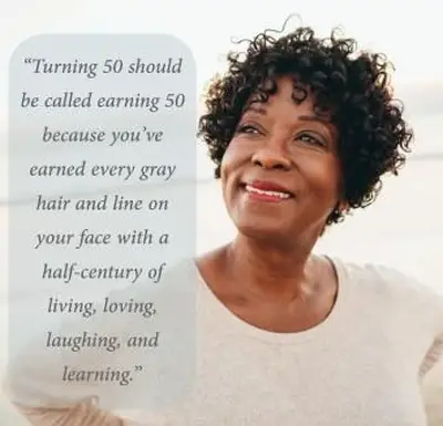 Usmievavá staršia žena