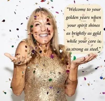 Žena stredného veku oslavuje v zlatých šatách