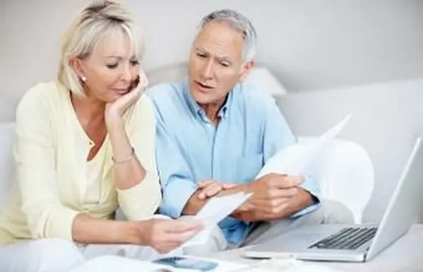 Beaux cheveux gris avec des reflets