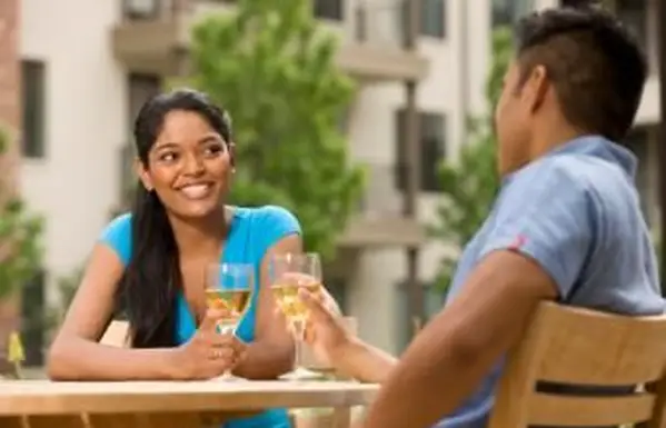 Casal feliz em um encontro