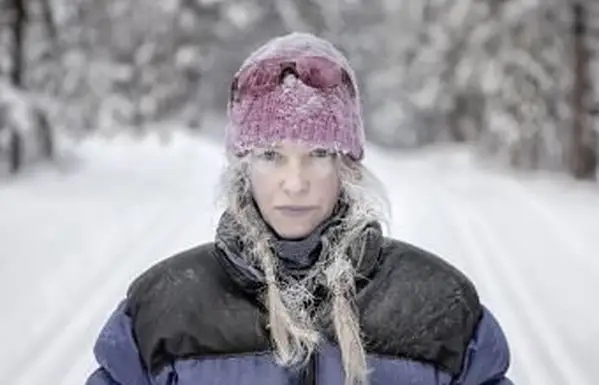 אישה כחולה שפתיים בחוץ בחורף