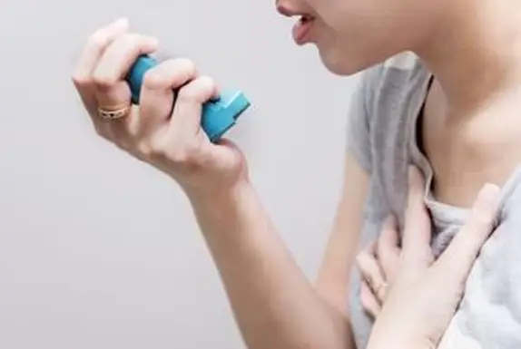 תמונה של אישה המשתמשת במשאף