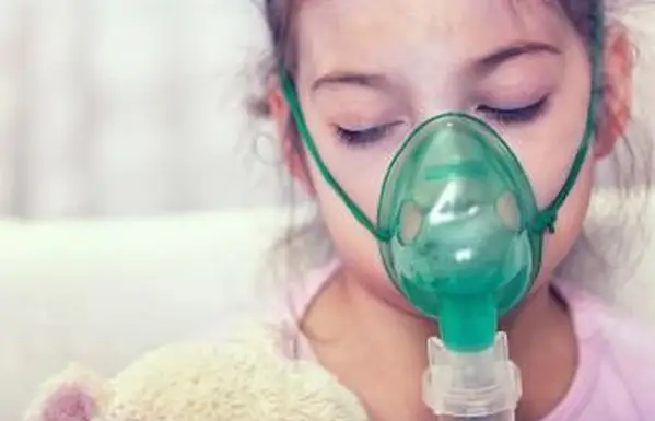 ילדה צעירה לובשת מסכת חמצן