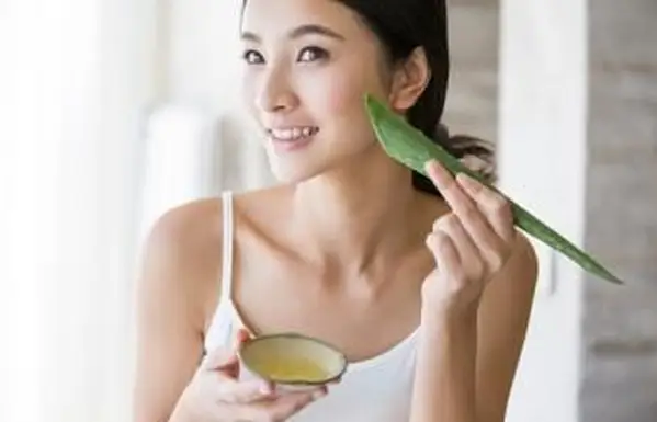 Mulher jovem com aloe vera