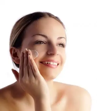 mulher aplicando o produto no rosto