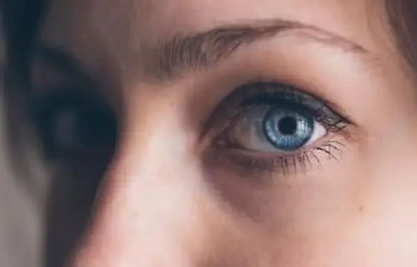 乾いたうろこ状のまぶた