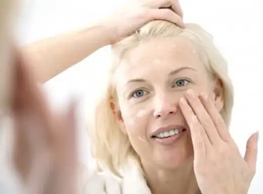 nanášanie krému na tvár