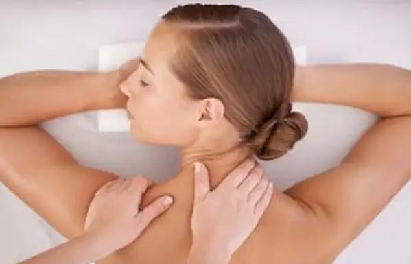 kobieta na stole do masażu