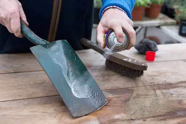 Gardening mistakes - cleaning tools