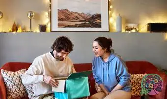 homem recebendo um presente