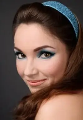 ヘッドバンド付きの1960年代のウエディングヘアスタイル