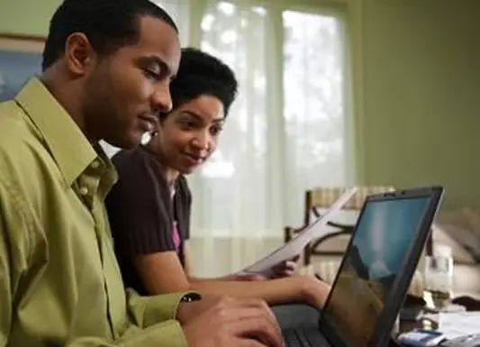 Persone che cercano compagni di classe su un computer