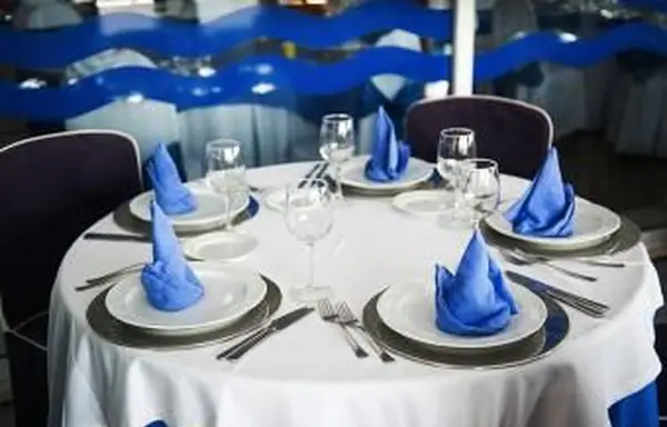 Impostazione della tavola del banchetto in colori coordinati