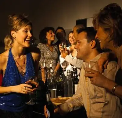 Persone che si mescolano e bevono durante una riunione