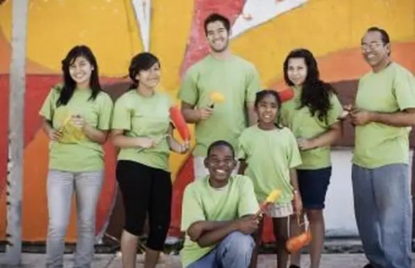 Wolontariusze malują ścianę