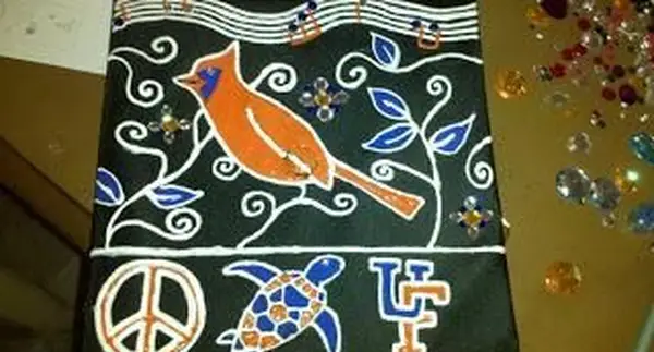 Boné de formatura decorado com tinta inchada