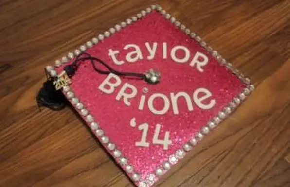 Boné da formatura de Taylor Brione