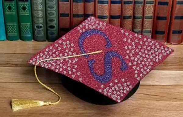 Chapéu de formatura com strass brilhantes