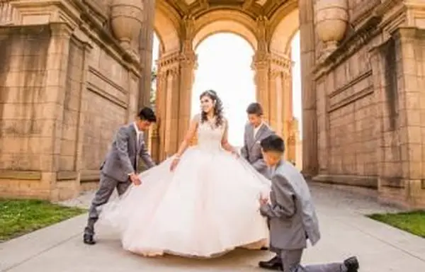 Garotos hispânicos segurando uma saia de garota