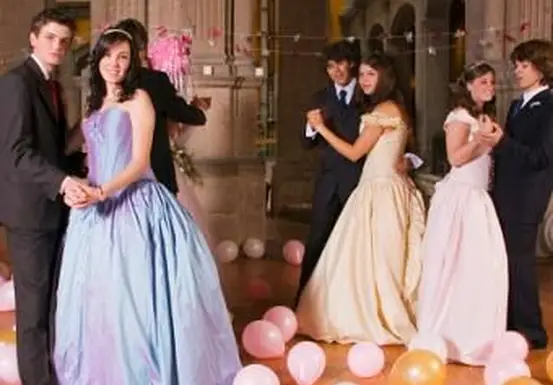 Jovens casais dançando