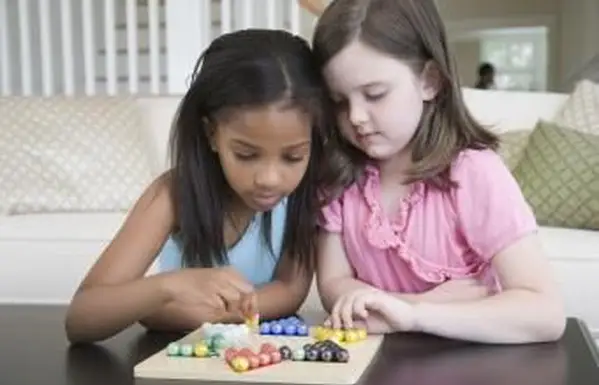 Chinesische Dame, die Spielzüge und Strategien zum Gewinnen eröffnet