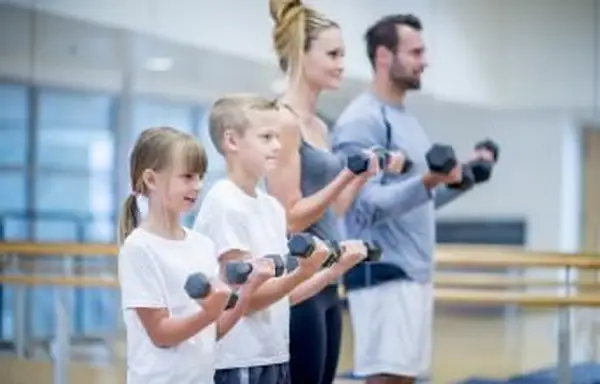 Família levantando pesos