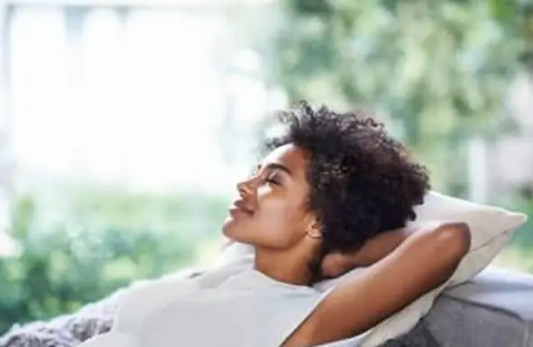 집에서 휴식하는 여자