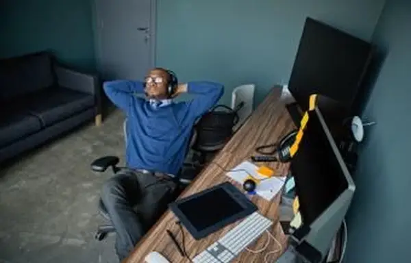 사무실에서 편안한 사업가