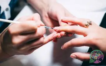 Proces budování prodloužení gelových nehtů