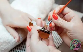 Master of manikúra dělá gel na prodloužení nehtů