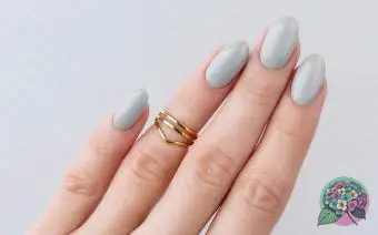 Krásná ženská ruka s manikúrou