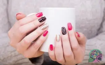 Výběr mezi gelovými a akrylovými nehty: Porovnání nákladů, trvanlivosti a další