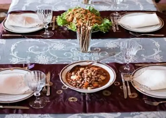 Tischläufer über den Tisch gelegt