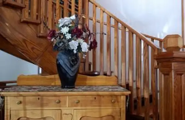 Tischläufer über Sideboard platziert