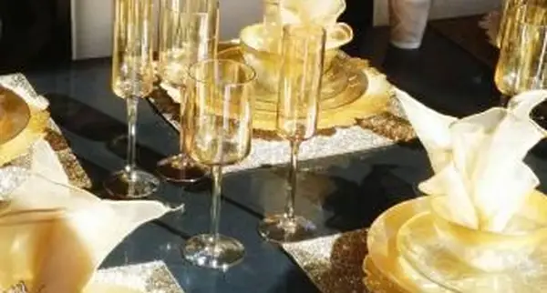 ワイングラスとゴールドの四角いランチョンマット