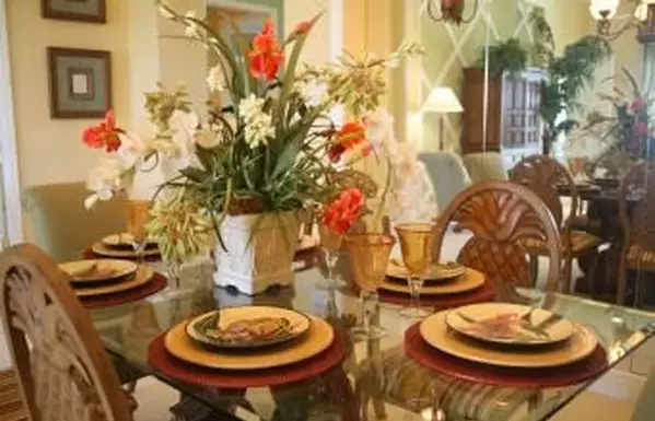 ダイニングテーブルの花と丸いランチョンマット