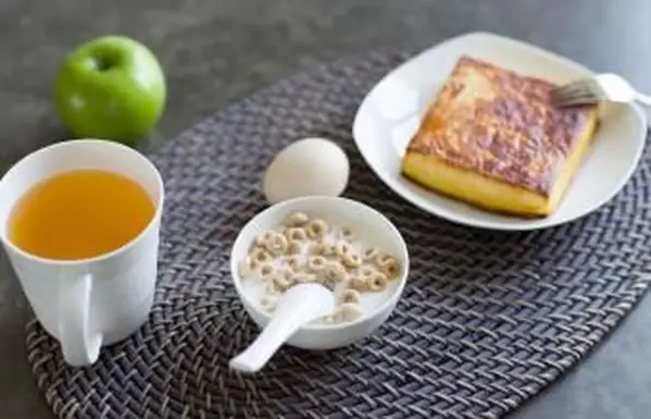 楕円形のランチョンマットで朝食