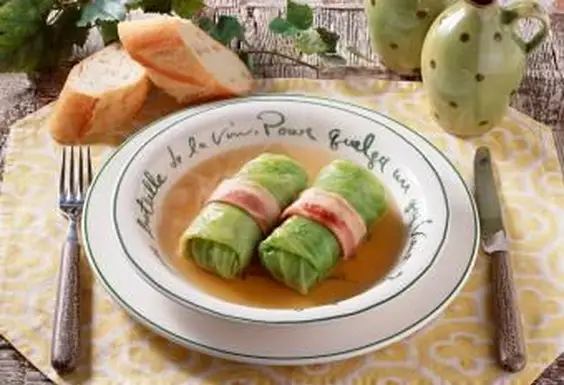 角を切ったランチョンマットでの食事