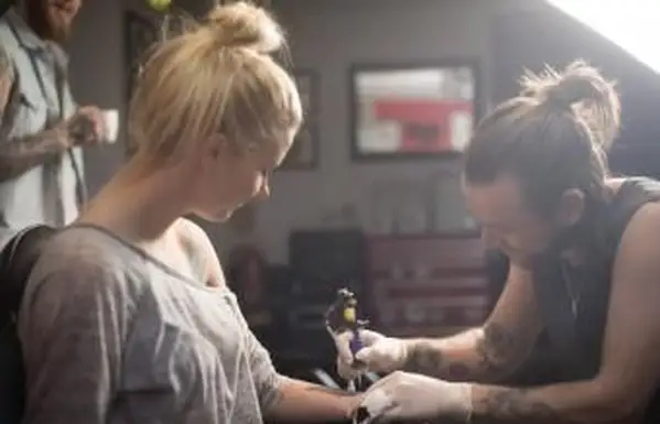 se faire tatouer